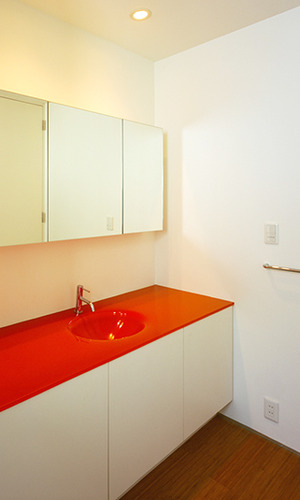 ビビットカラーの個性的な洗面台