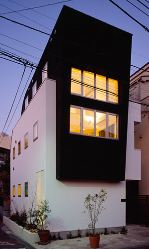 個性的な造形の夕景外観