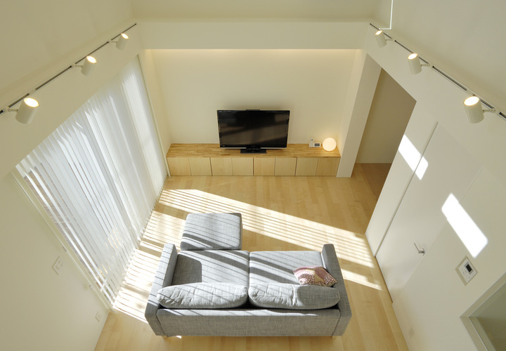 心地よい風がゆったりと入り込む、シンプルにまとめた天井高のあるリビング