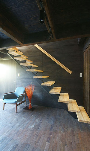 黒い空間に浮かび上がる階段