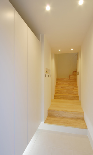 階段とフローリングとを合わせた家具のような、玄関から見える階段