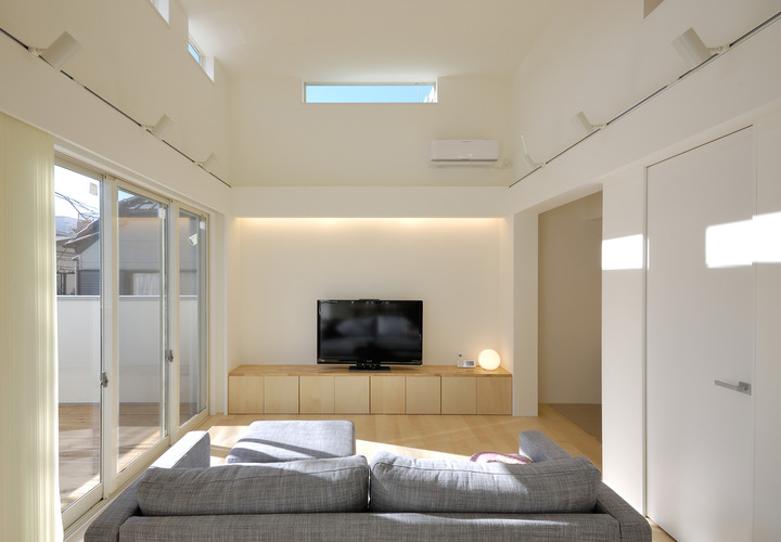 大きめのバルコニーがリビングと一体となり、効果的に広く見せたリビング