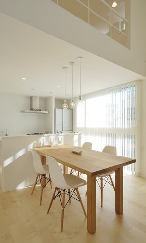 吹き抜けが空気を優しく動かし、センスのよいダイニングキッチンにふんわりと漂う