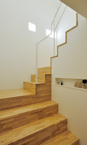 階段面全て集成材を使用し、積み木を積み上げたような幅のある階段