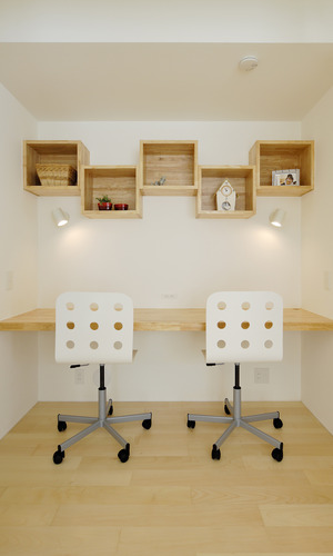 2人で仲良く勉強できる広めのデスクと、動きのある壁面ボックスが魅力的なデスクスペース