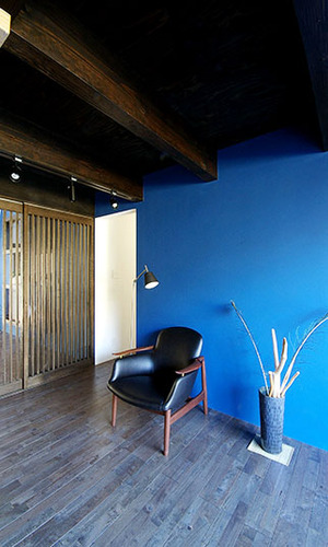 黒と青のコントラスト