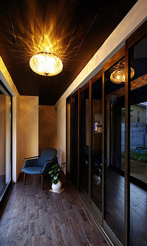 アンティークガラスの照明から幻想的な光が漏れる