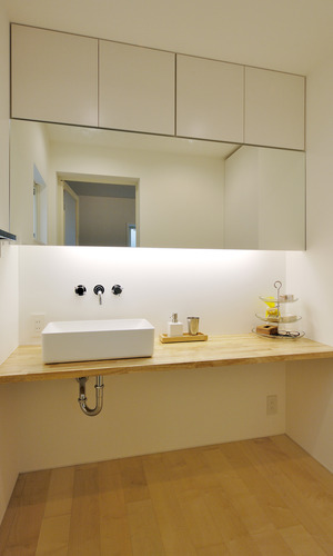 ミラー面と収納を一体化させ、シンプルにまとめた洗面所