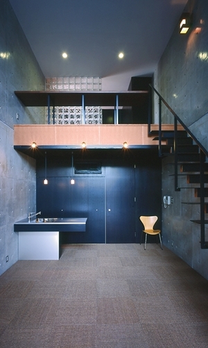 シックな雰囲気でまとめたメゾネットタイプ