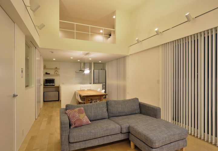 壁付け照明が天井を優しく照らし、温かみのあるＬＤＫ夜景を作る