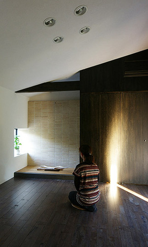 一条の光が差す床の間