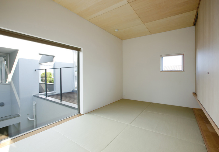 天井を低くし、目線を中庭に集中させる計算された和室