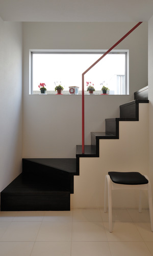 通るたびに外の景色を見ることができ、日々の季節の移ろいを感じられる階段周り