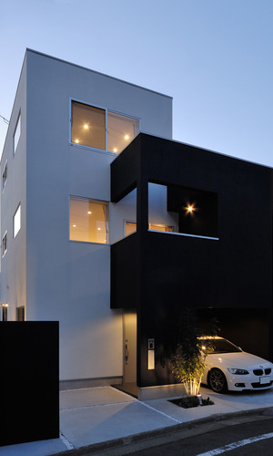 白と黒のシンプルな２つの箱が、重なりあうように建っている外観