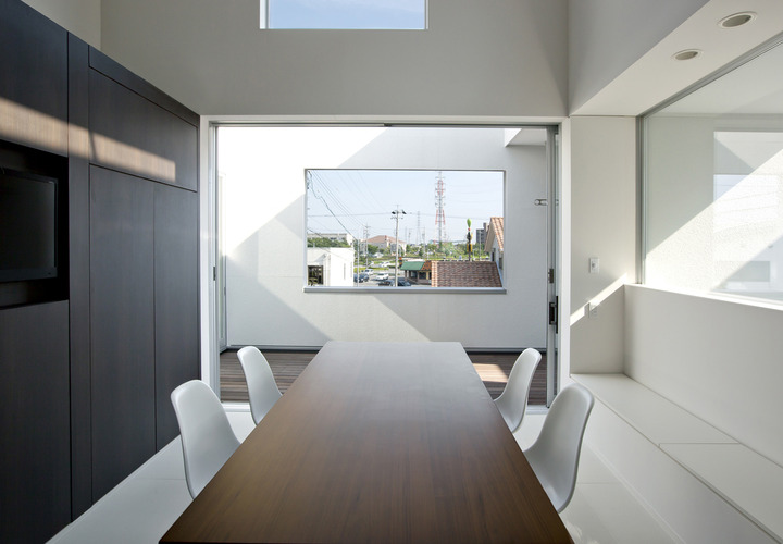 スキップフロアと中庭の構成により隔てられたダイニング