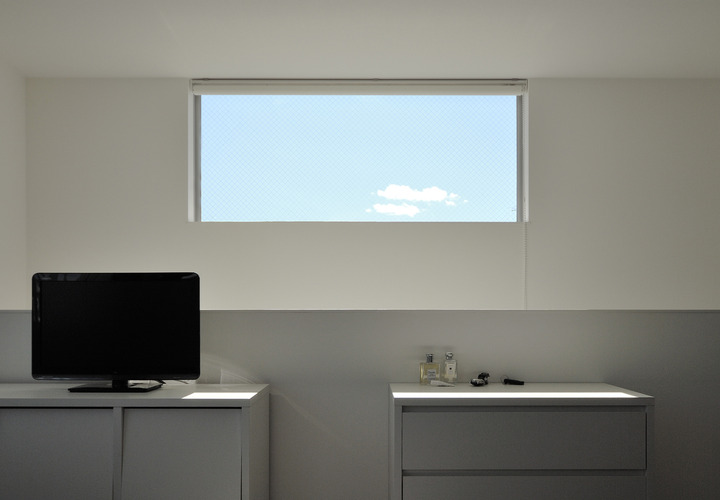 外や隣地からの視線を避けるため、空しか見えない主寝室の窓