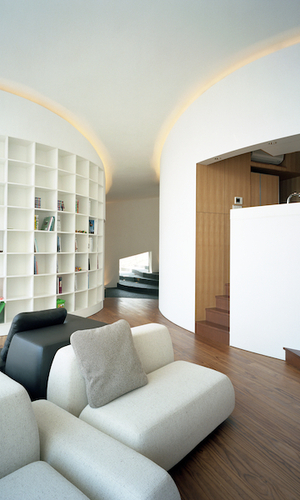 リビングよりエントランスホールを見る