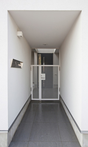 敷地入り口に作らず、玄関アプローチを楽しんだ後にある門扉