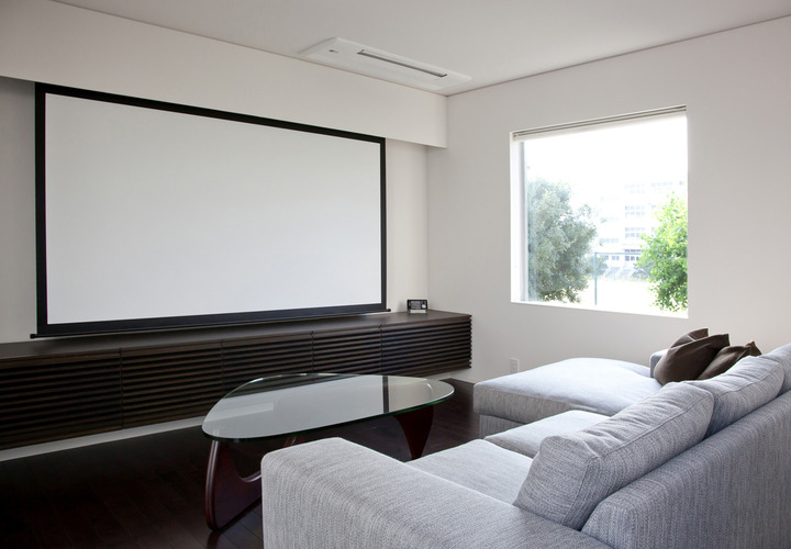 100インチスクリーンで映画鑑賞できる、贅沢なくつろぎの場のリビング