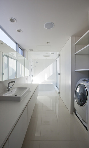 純白の空間に幅広のカウンターに、眩いほどの光が入る洗面所