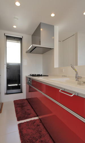 テーマカラーである赤を美しく使用したシステムキッチン