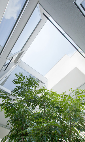 建築敷地に適した「箱」のボリュームから切り抜かれた中庭空間