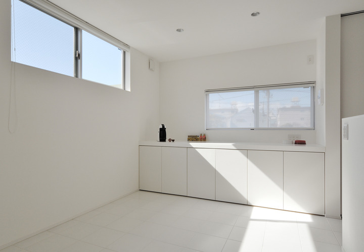 真っ白な空間に、窓から見える青い空が反射するシンプルモダンなリビング