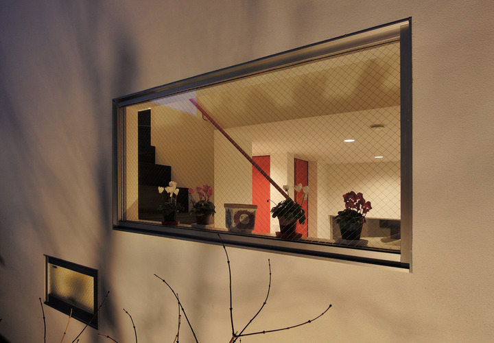 Ｆｉｘ窓からは、シンボルカラーの赤色がちらりと見える印象的な室内空間