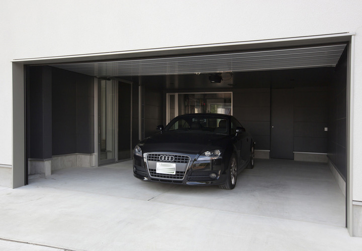 壁・天井を黒塗りにし、スポット照明で愛車を照らすことができる至高のガレージ