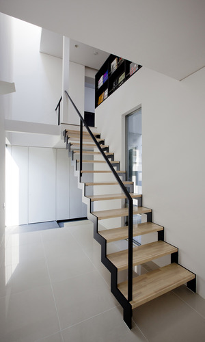 階段先には、お気に入りの雑誌やレコードジャケットが目を楽しませる