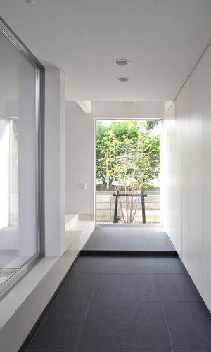 シンボルツリーに向かって、トンネル路地をすり抜けるような玄関