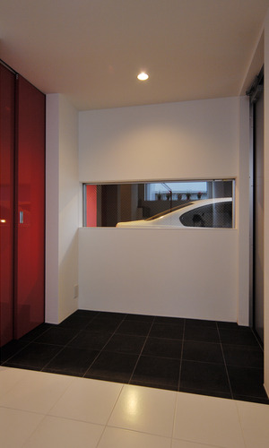 玄関の窓からは、愛車と外壁の赤を眺めることが見ることができる