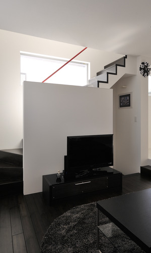 白と黒ですっきりとまとめた、大人の余裕を感じるリビング