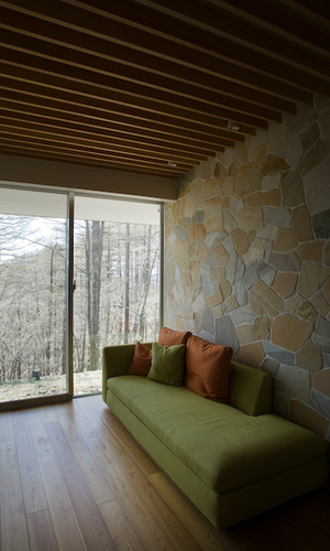 ゲスト用の小さなリビング