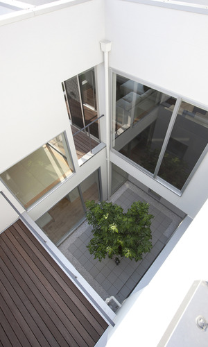 充分な光を取込む、ボリュームのある中庭空間