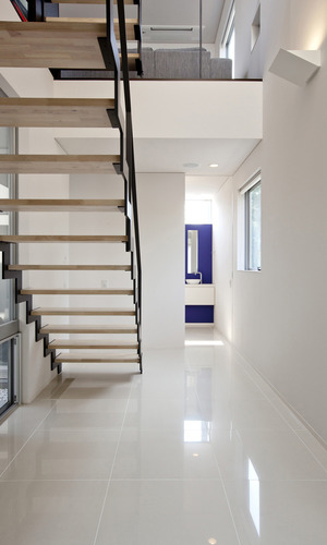 ストリップ階段として、１階・２階の繋がり感を演出している