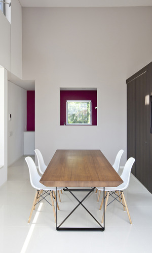 高さのある天井が、イームズ・チェアに存在感を与えるダイニング