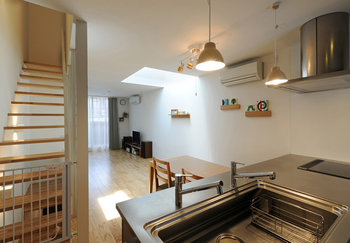 家族とコミュニケーションを取りやすいキッチンからは、縦長のリビング・ダイニングがよく見える