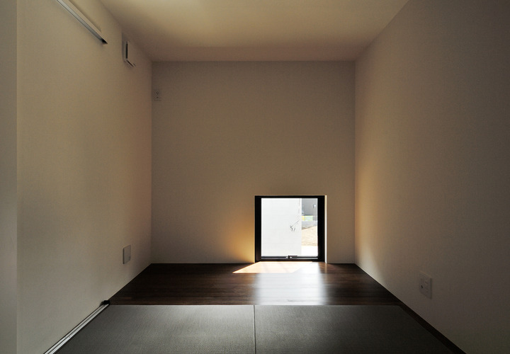 窓の位置を低く抑え部屋を暗めに設定し、モダンな建物の一部に隠れ庵のような和室