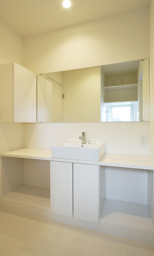 カスタマイズを楽しめる余白を残した、白を基調とした清潔感ある洗面スペース