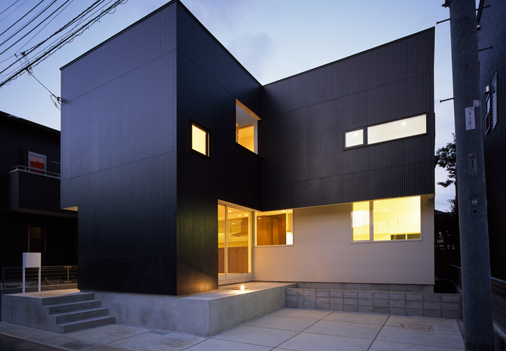 白黒のはっきりとした印象の外観に、室内の穏やかで優しい光がこぼれ落ちる