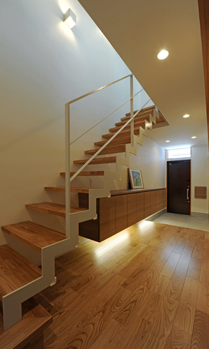 圧迫感が出ないように高さ寸法を抑えてデザインした、玄関横のシューズボックス