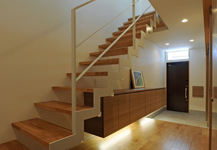 圧迫感が出ないように高さ寸法を抑えてデザインした、玄関横のシューズボックス