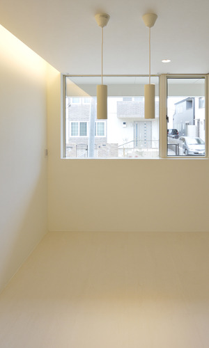 真っ白でまとめた空間に、窓からの景色が映像のように見えるマルチルーム