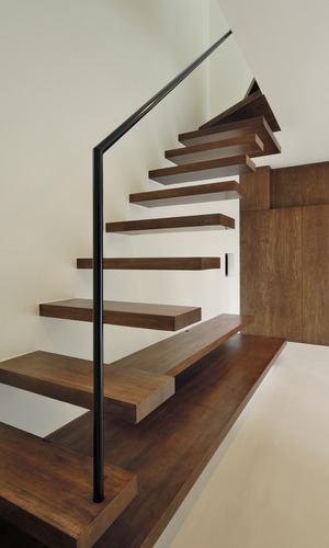 テレビボードと一体化した階段が、機能美としてのインテリア空間を演出