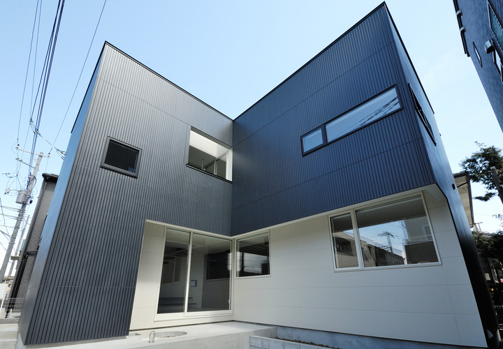 黒と白のコントラストで建物のソトとナカをやわらかく設計されている外観