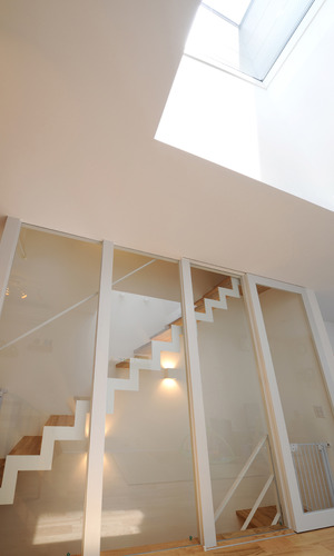奥行き方向に単調になりやすい細長い空間に、アクセントを与えた階段