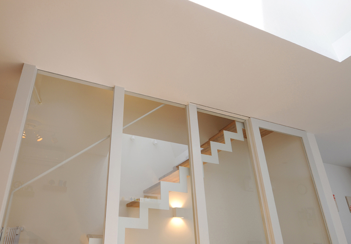 奥行き方向に単調になりやすい細長い空間に、アクセントを与えた階段