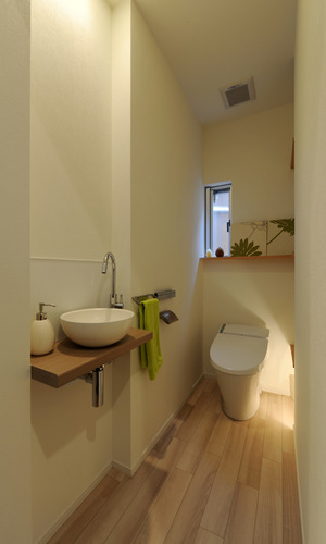 お気に入りの小物をディスプレイできる棚と、間接照明でくつろげるトイレ