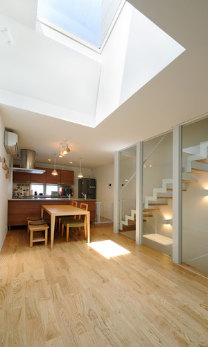 トップライトからの柔らかな光が部屋全体を包みこむダイニング・キッチン